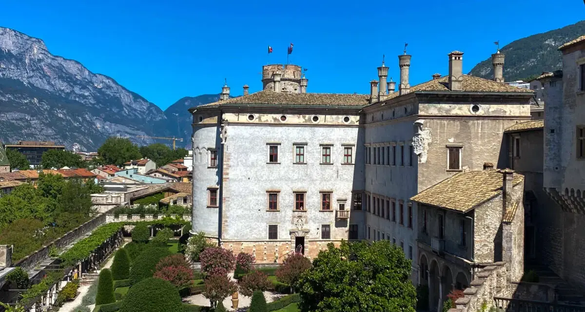 Il Castello del Buonconsiglio, con i suoi giardini curati e le montagne sullo sfondo, sembra custodire antiche leggende.