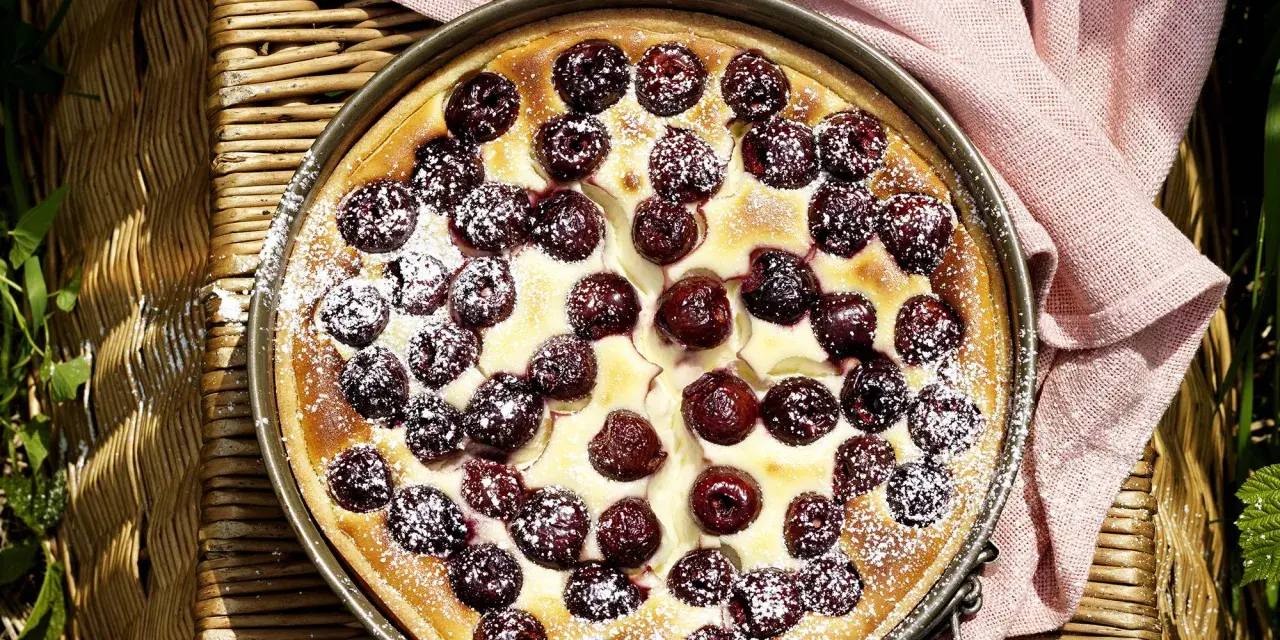 Ein köstlicher Kirschkuchen, bestäubt mit Puderzucker. Perfekt für sommerliche sauerkirschen rezepte.