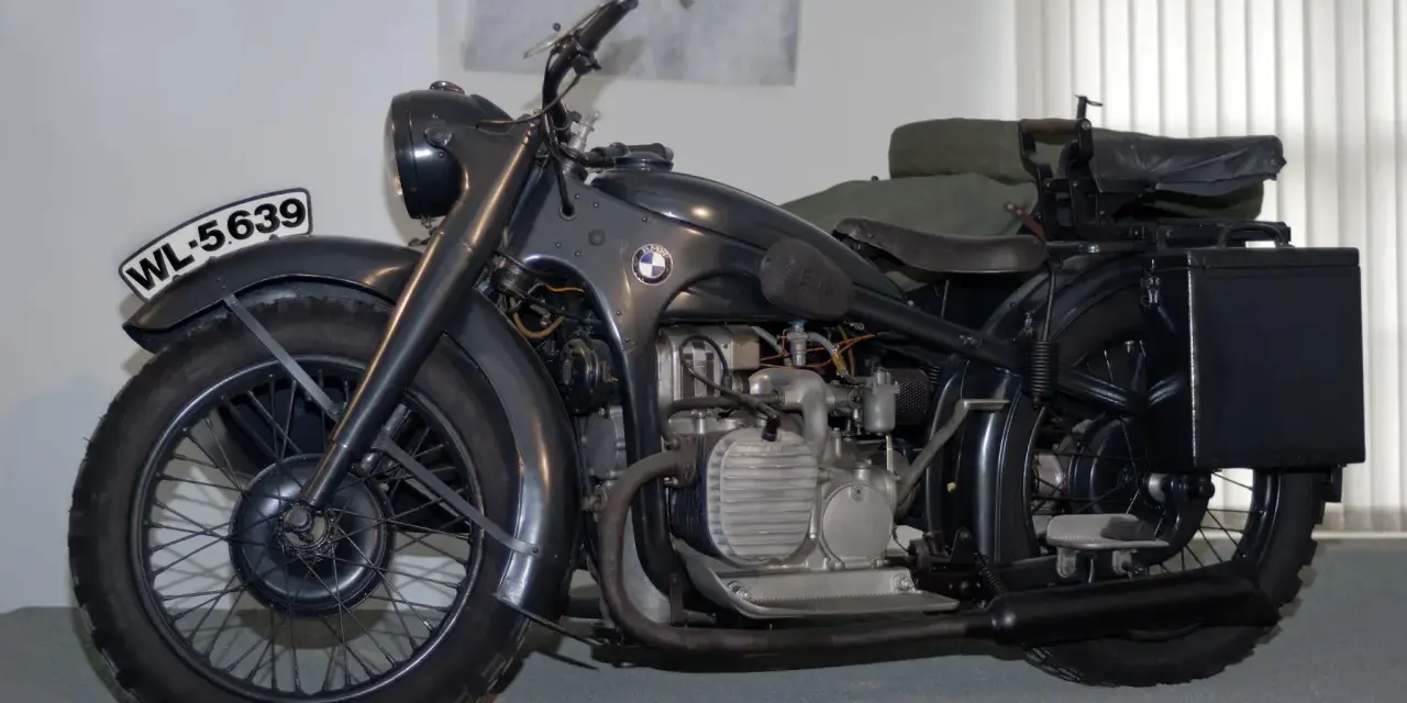 Stary motocykl BMW z koszem, z tablicą rejestracyjną WL-5639. Ten klasyk z Niemiec to prawdziwa gratka dla fanów motoryzacji.