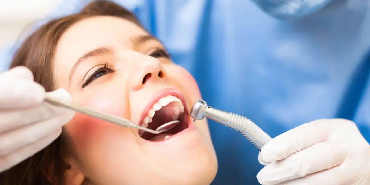 Ropa w dziąśle: Kiedy do dentysty? Objawy i skuteczne leczenie