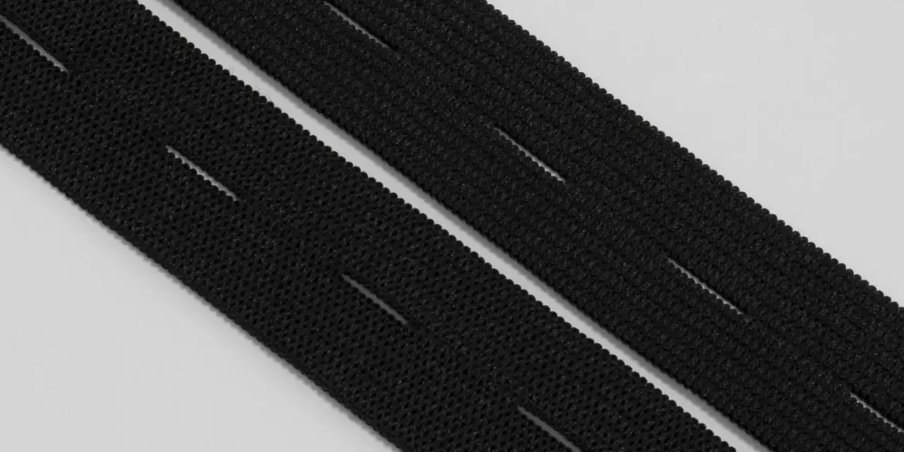 Deux bandes d'élastique noir avec des boutonnières prédécoupées, prêtes à poser pour un ajustement parfait.