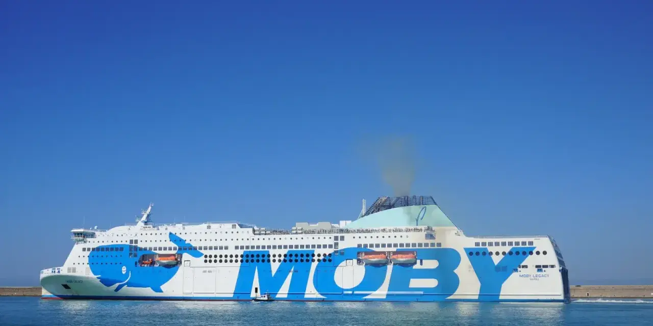 Ogromny prom Moby Legacy z wielorybem na burcie, gotowy do rejsu na Sardynię.