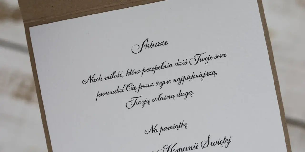 Krótkie życzenia na komunię dla Artura: "Niech miłość prowadzi Cię przez życie najpiękniejszą, Twoją własną drogą.