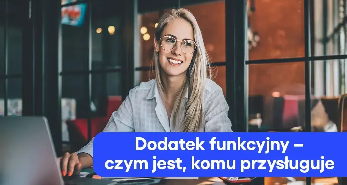 Uśmiechnięta blondynka w okularach pracuje przy laptopie. Na ekranie widoczny tekst: "Dodatek funkcyjny – czym jest, komu przysługuje".