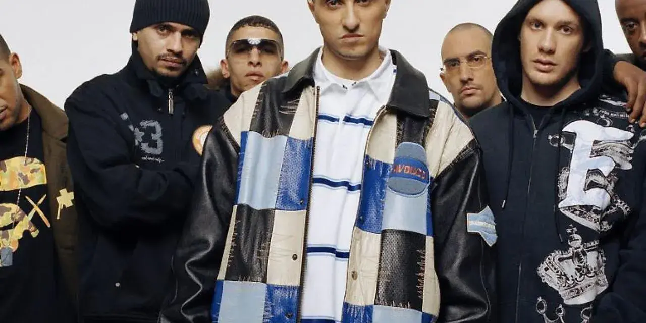 Les membres de Fonky Family posent ensemble, un groupe de rappeurs marseillais au style affirmé.