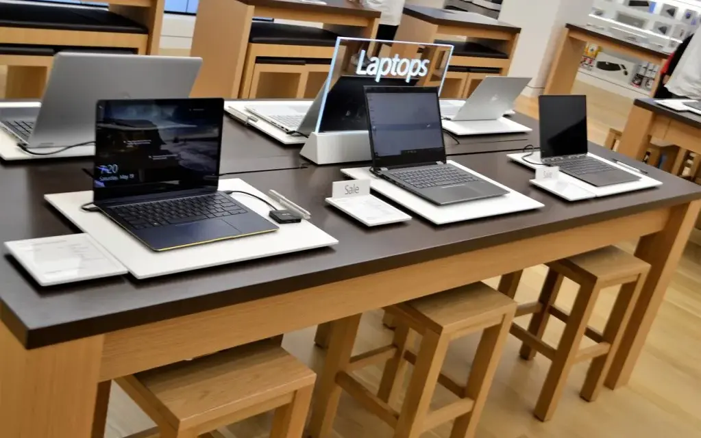 Laptop powystawowy czy warto? Poznaj zalety i ryzyka zakupu