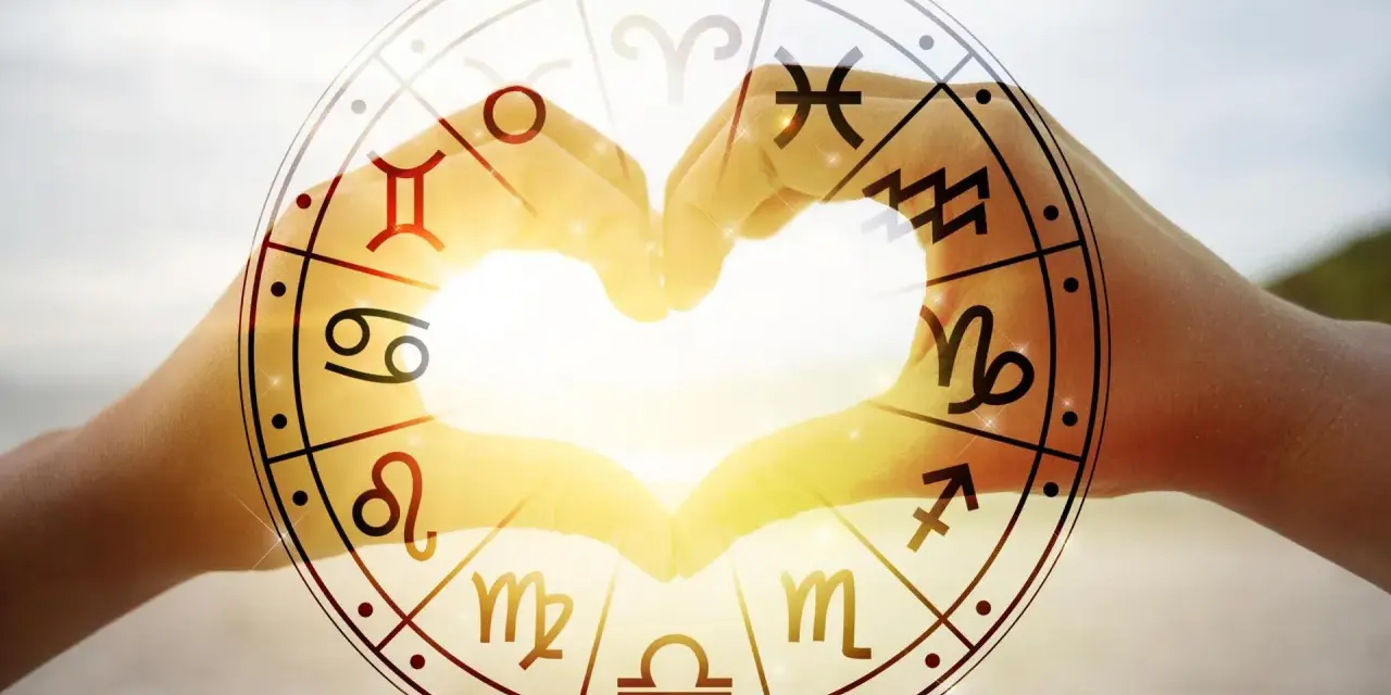 Dłonie tworzą serce, a w tle koło zodiaku z symbolem koziorożca. Miłość i astrologia, czyli koziorożec i koziorożec w sercu.
