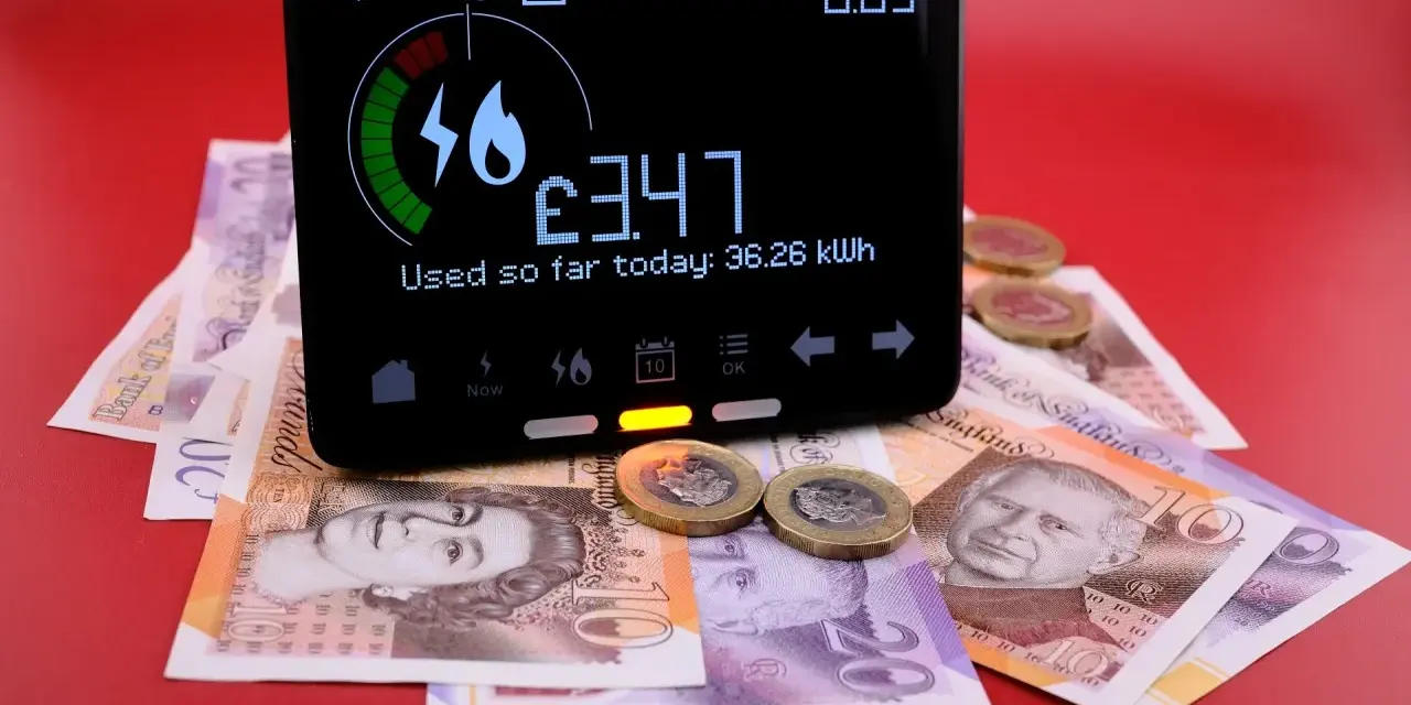 Cyfrowy licznik pokazuje £3.47 zużycia energii, a pod nim leżą banknoty i monety. To pokazuje realne ogrzewanie gazowe koszty.