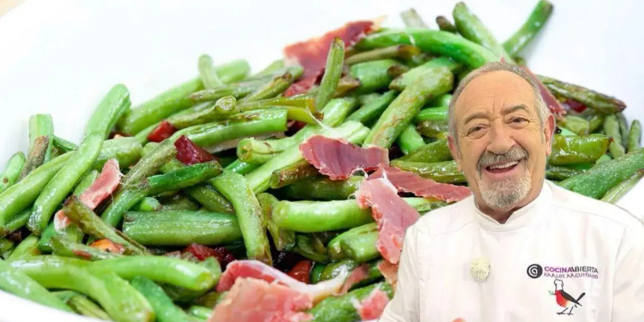 Chef sonriente presenta plato de judías verdes con jamón, ideal para tus recetas.