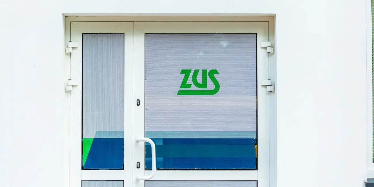 Drzwi z zielonym logo ZUS.