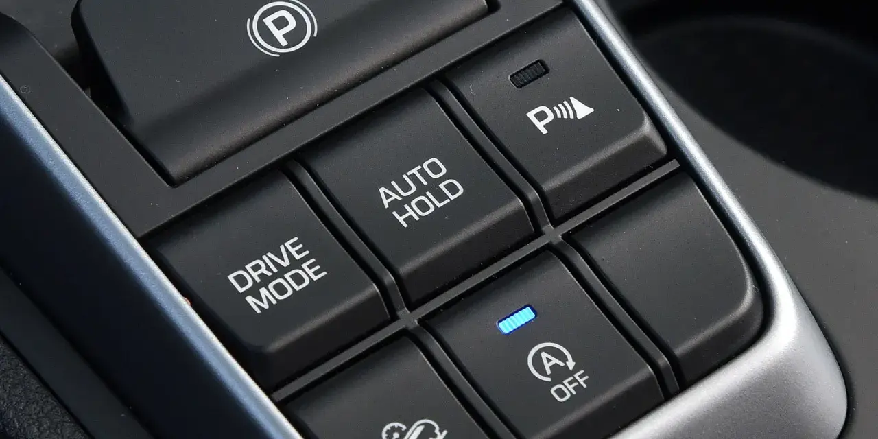 Przyciski w samochodzie: hamulec postojowy, Drive Mode, Auto Hold, asystent parkowania i kontrola zjazdu ze wzniesienia. Hill holder ułatwia ruszanie pod górę.