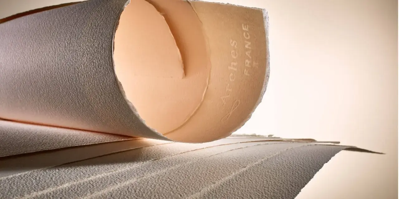 Rouleaux de papier Arches France, révélant la texture papier aquarelle unique. L'art commence ici.
