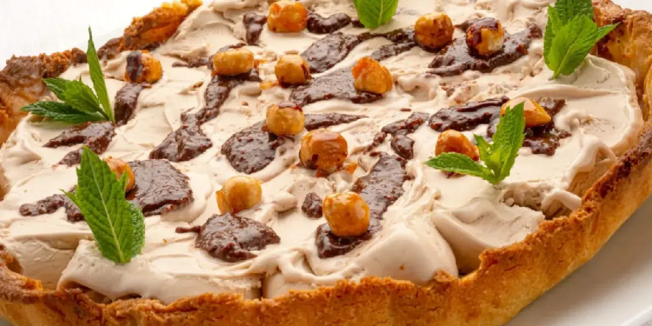 La tarta de hoy de Eva Arguiñano, una delicia helada con base crujiente, coronada con helado cremoso, chocolate y avellanas.