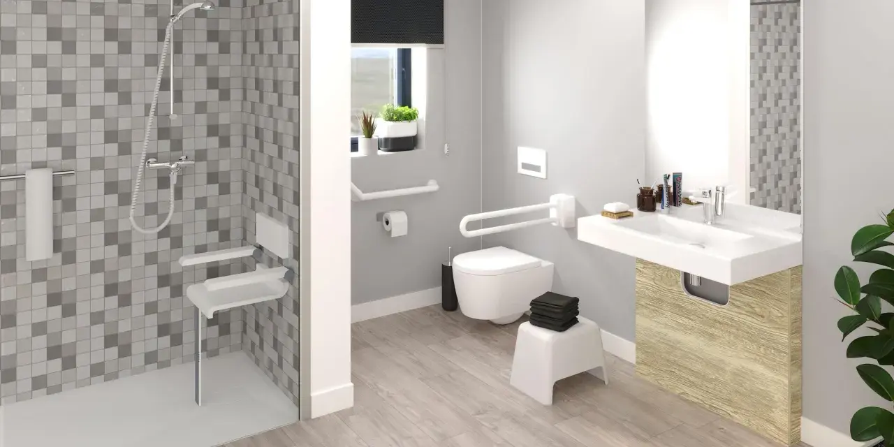 Salle de bain moderne avec douche, lavabo et toilettes adaptées. Des barres d'appui et un siège de douche pliable assurent l'accessibilité.