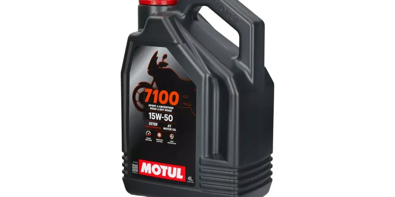 Czarny kanister z olejem Motul 7100 15W-50. Idealne zastosowanie dla motocykli sportowych i turystycznych, zapewniający ochronę silnika.
