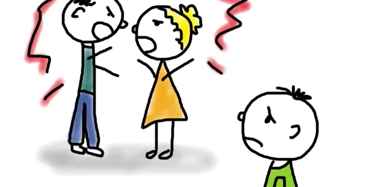Zwei Figuren streiten sich aggressiv, während ein Kind traurig zusieht.