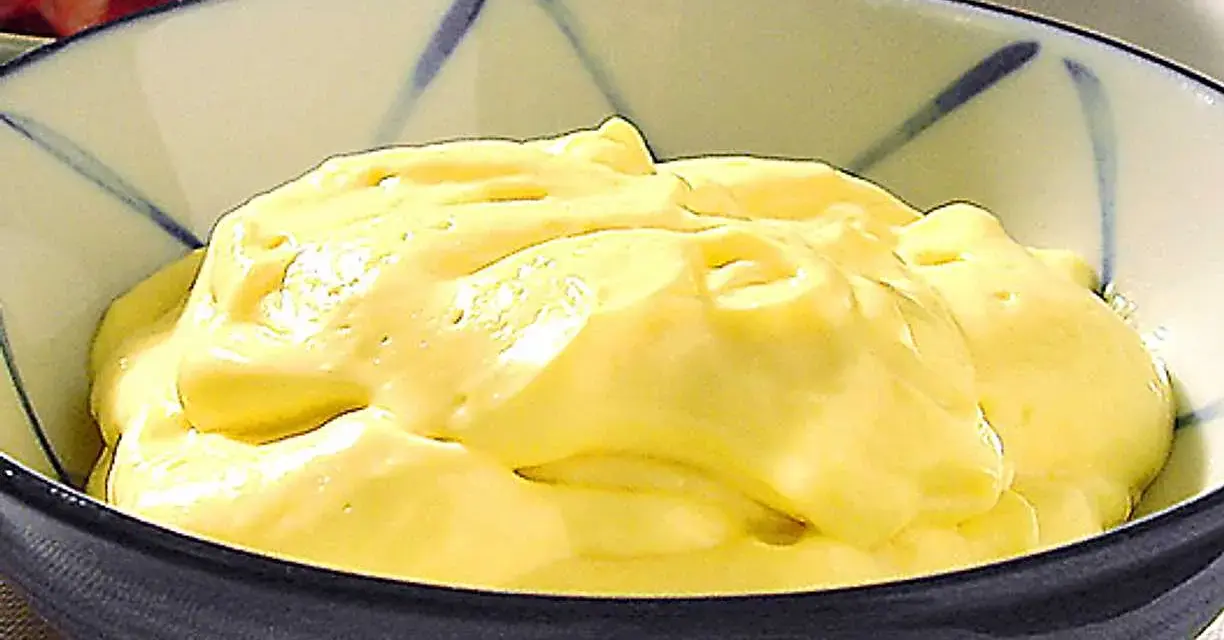 Krämig aioli i en skål, perfekt för ditt nästa aioli recept.
