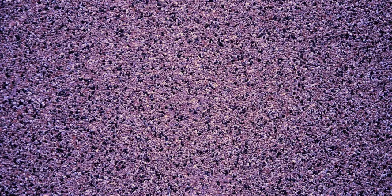 Fioletowy tynk mozaikowy o drobnej granulacji. Wydajność 15 kg na ok. 3-4 m² powierzchni, zależnie od grubości warstwy.