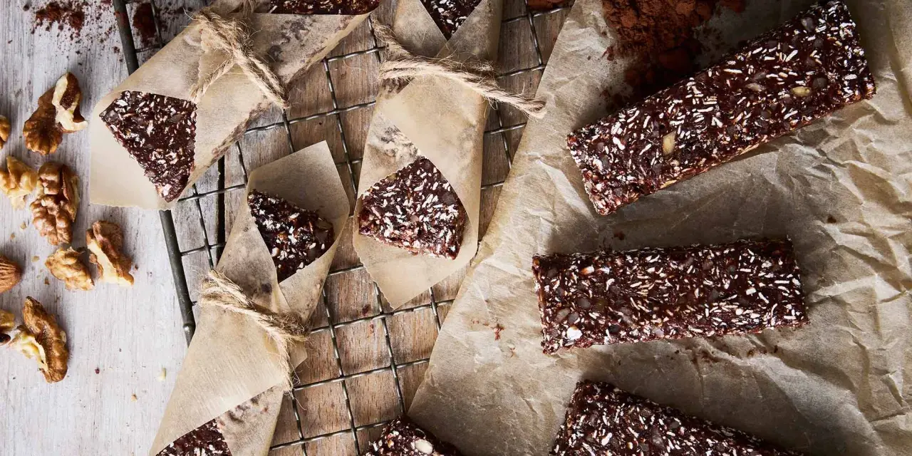 Chokladiga proteinbars, perfekta för ett snabbt mellanmål. Ett enkelt proteinbar recept med nötter och kokos.