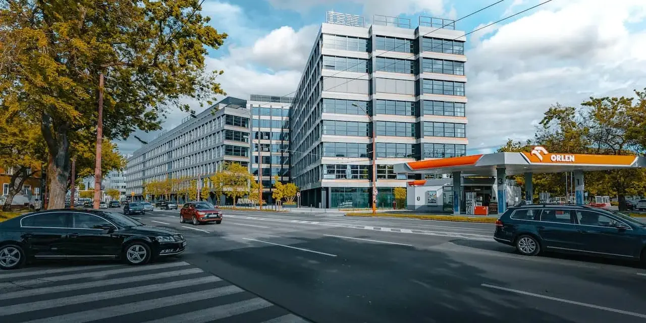 Nowoczesne biurowce i stacja Orlen. Zastanawiasz się, na co można wymienić punkty Orlen? Może na kawę lub hot-doga?