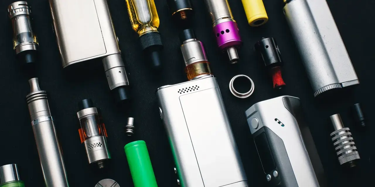 Colección de vaper chino y accesorios: baterías, tanques, boquillas y líquidos.