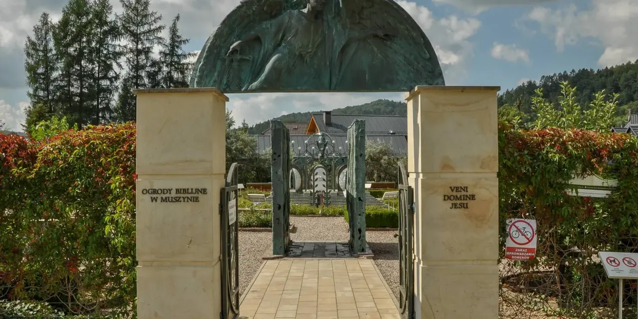 Ogrody Biblijne w Muszynie to wspaniałe atrakcje na weekend. Monumentalny anioł nad bramą zaprasza do zwiedzania.