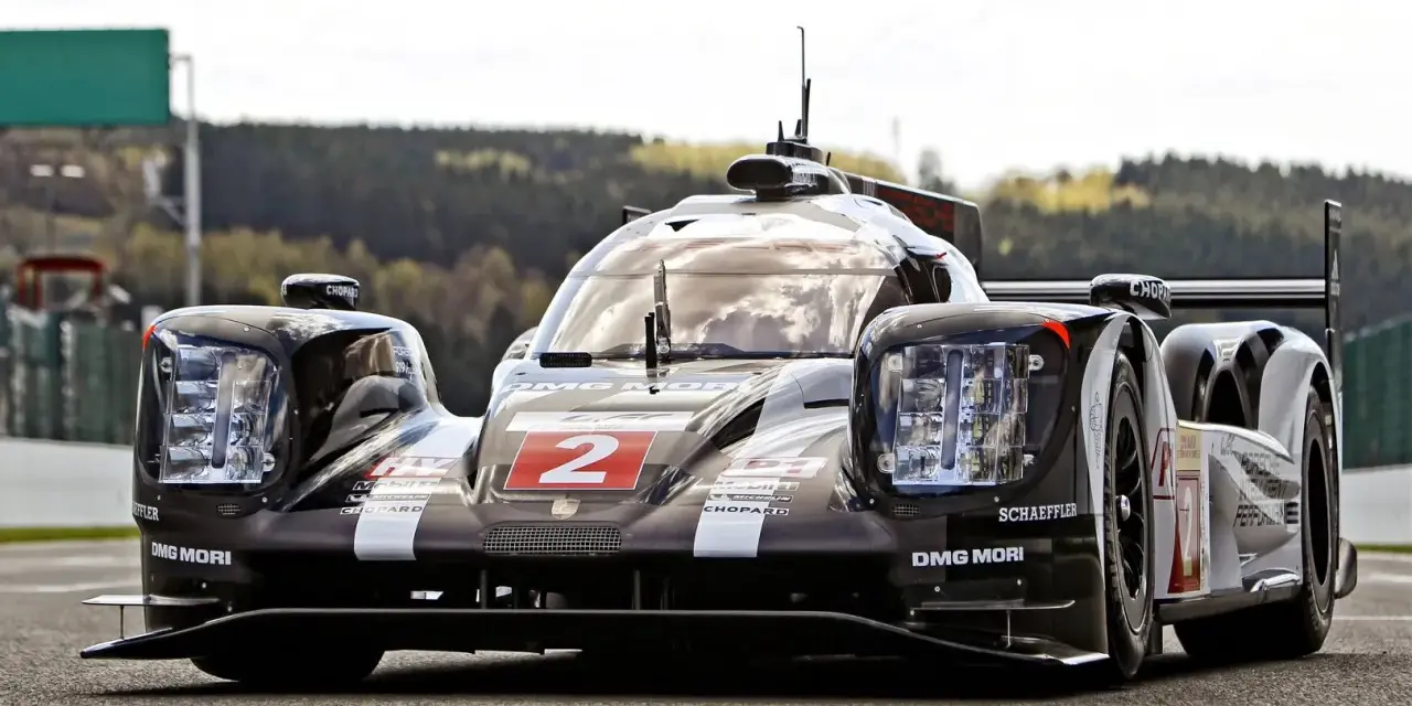Wyścigowy Porsche 919 z numerem 2 na masce, gotowy do startu na torze wyścigowym.
