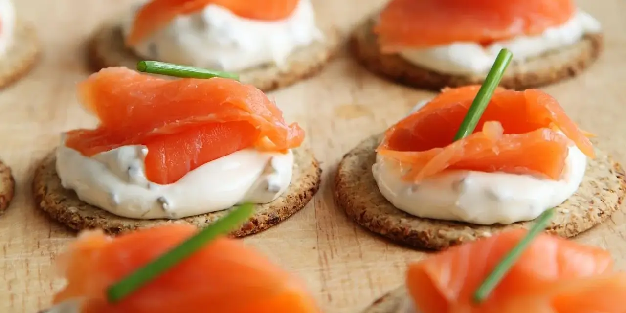 Deliziosi crostini con salmone affumicato, formaggio cremoso e erba cipollina. Un antipasto perfetto, quasi come un salmone in gravidanza per la sua ricchezza.