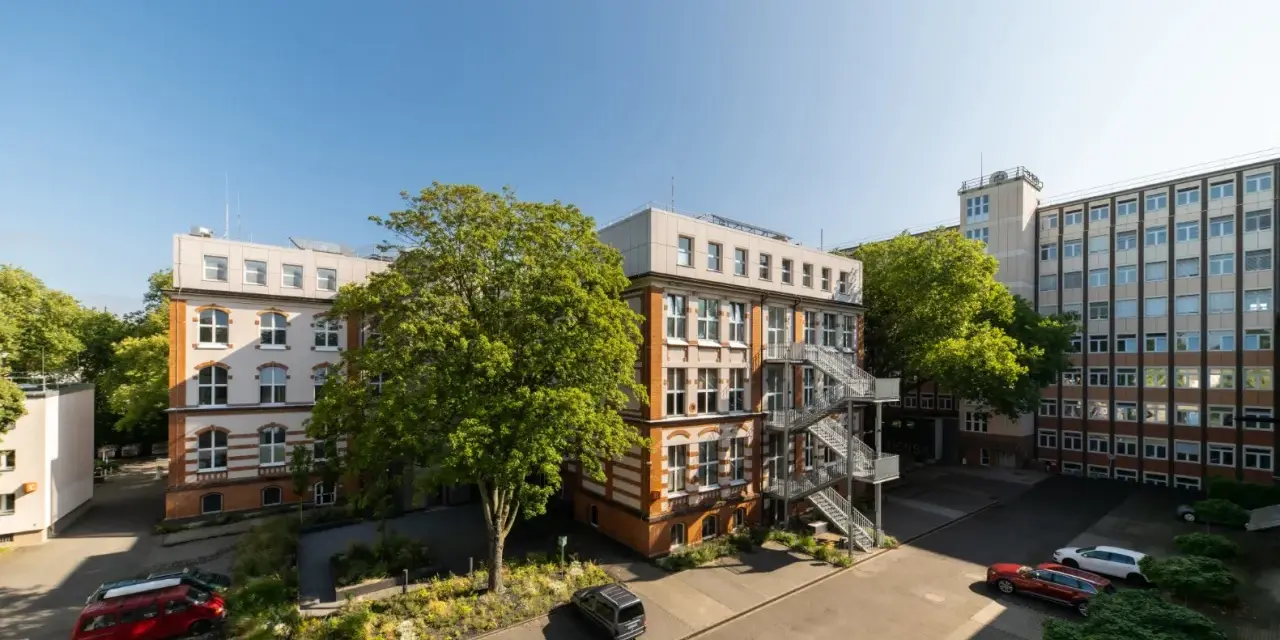 Gebäudeensemble mit moderner Fassade und alten Ziegelsteinelementen, ideal für ein Dortmund Architektur Studium.