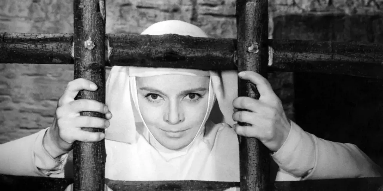 Młoda zakonnica za kratami, scena z jednego z klasycznych, **starych polskich filmów**.