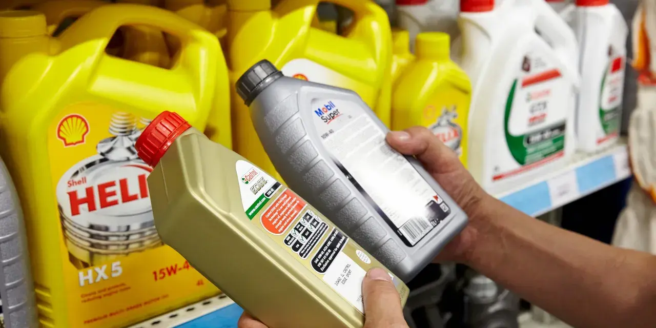 Wybierasz jaki olej do silnika? Na półce stoją różne marki: Shell Helix, Castrol Edge i Mobil Super.