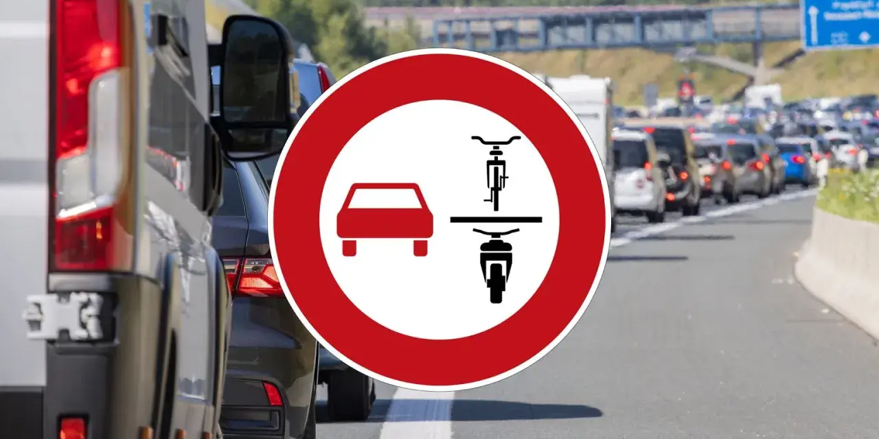 Znak zakazu wjazdu dla samochodów, rowerów i motocykli. Korek na autostradzie, widoczna wwl rejestracja.