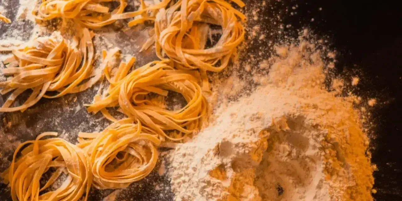Domowy makaron, jak u babci, gotowy do gotowania. Pyszny przepis na tagliatelle.