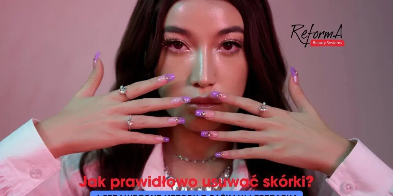 Kobieta z pięknymi paznokciami pokazuje, jak usunąć skórki wokół paznokci, prezentując 4 metody z cążkami i frezarką.