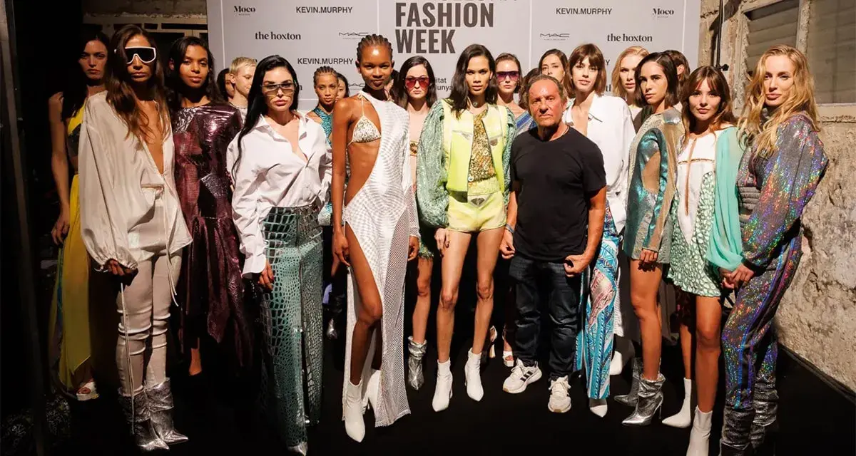 Modelos en la 080 Barcelona Fashion Week, con un diseñador. ¡Un desfile que parece un verdadero custo outlet de moda!