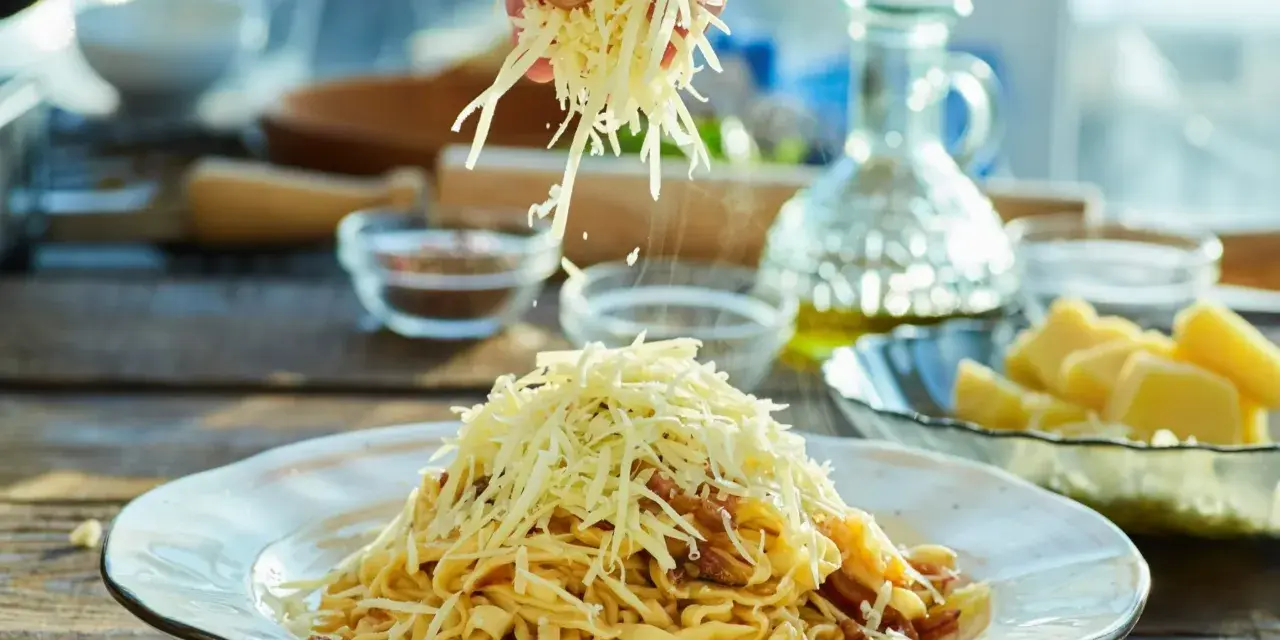 Jak odgrzać makaron z sosem, by smakował jak świeży?
