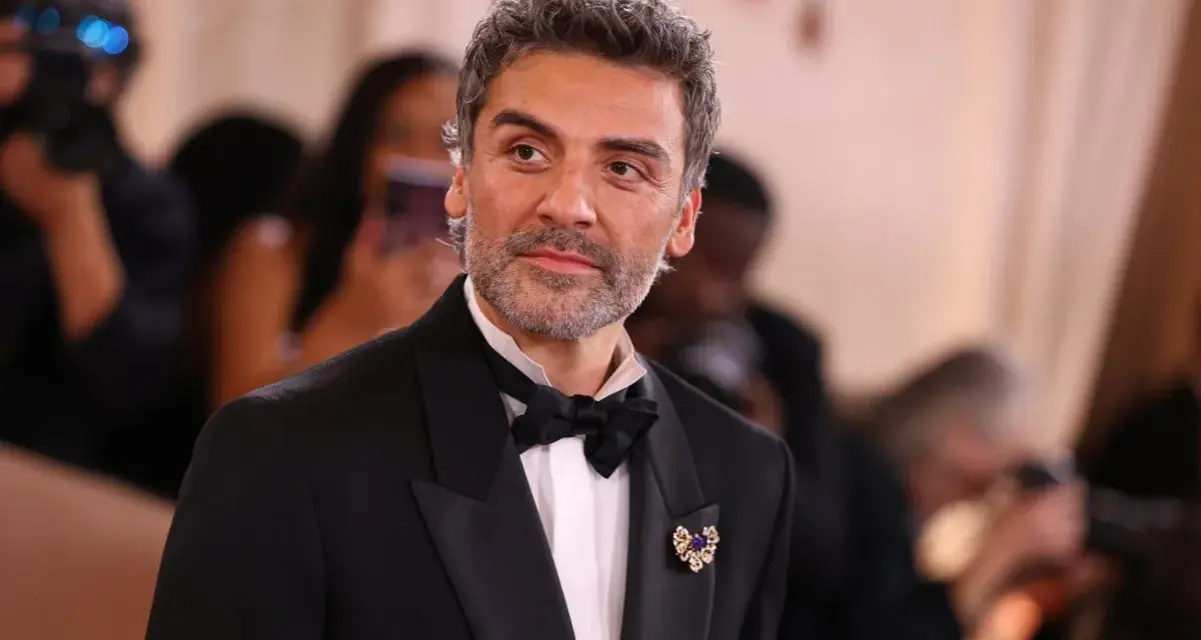 Oscar Isaac w eleganckim smokingu, gotowy na premierę swoich najnowszych filmów, seriali i programów.