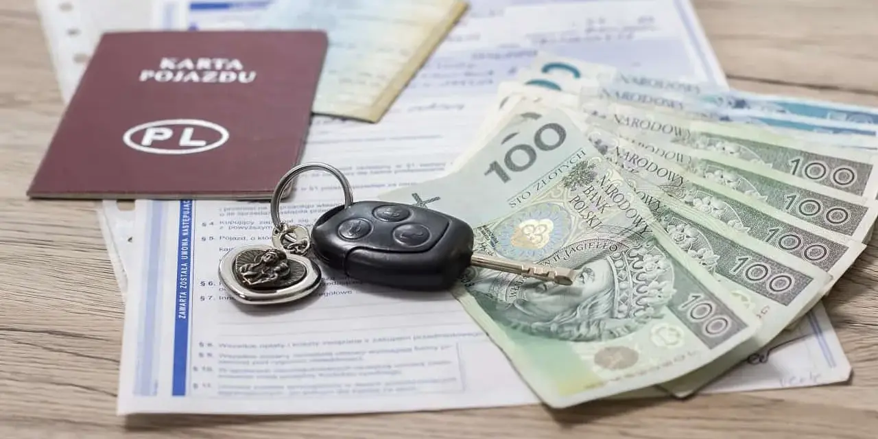 Karta pojazdu, kluczyki i pieniądze – komplet dokumentów i środków na zakup nowego samochodu.