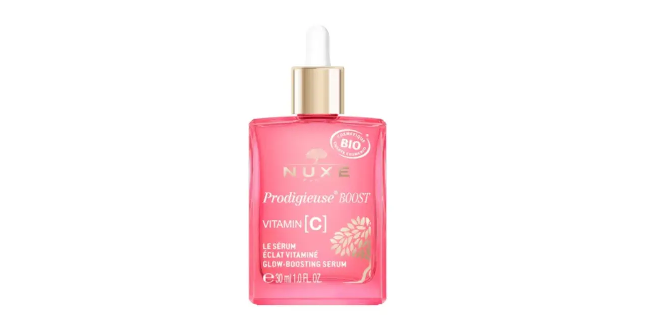 Siero Nuxe Prodigieuse Boost con Vitamina C per una pelle luminosa e rivitalizzata. Flacone rosa con contagocce.