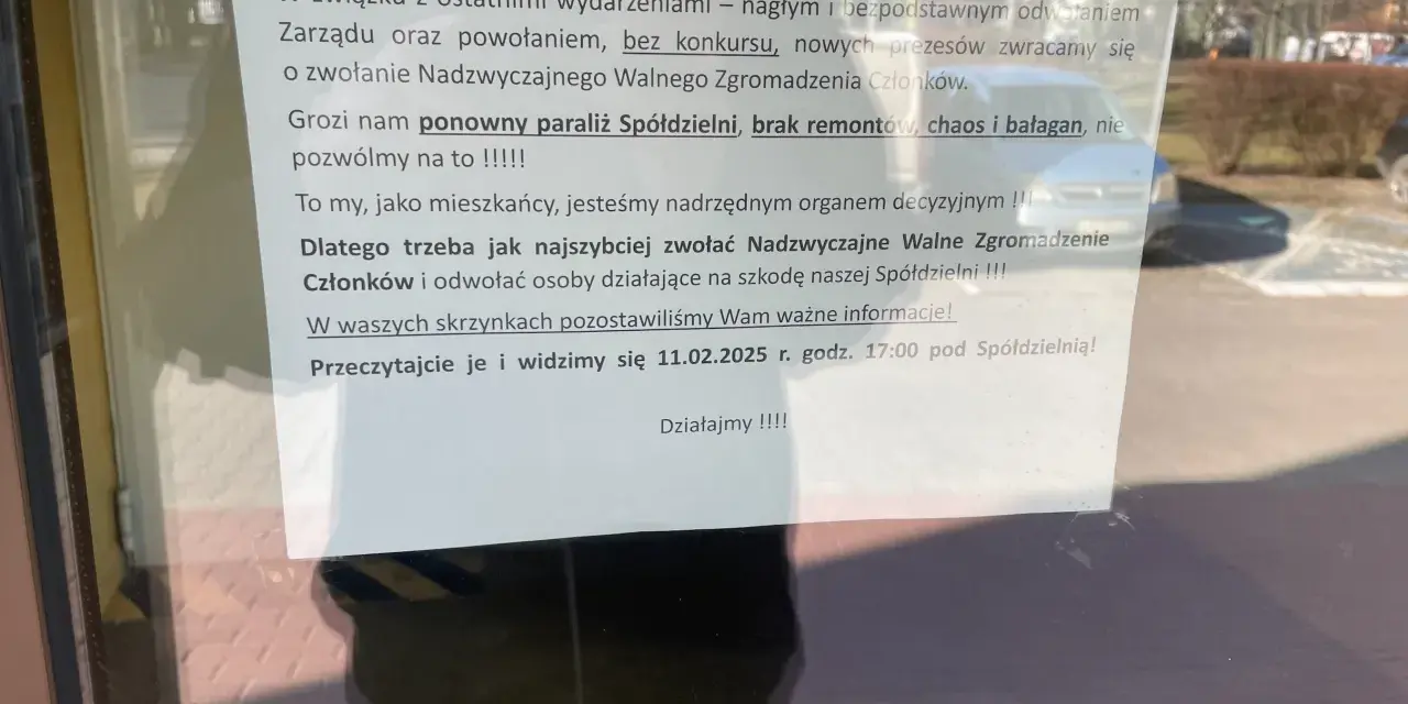 Ogłoszenie na szybie z informacją o zwołaniu Nadzwyczajnego Walnego Zgromadzenia Członków Spółdzielni.