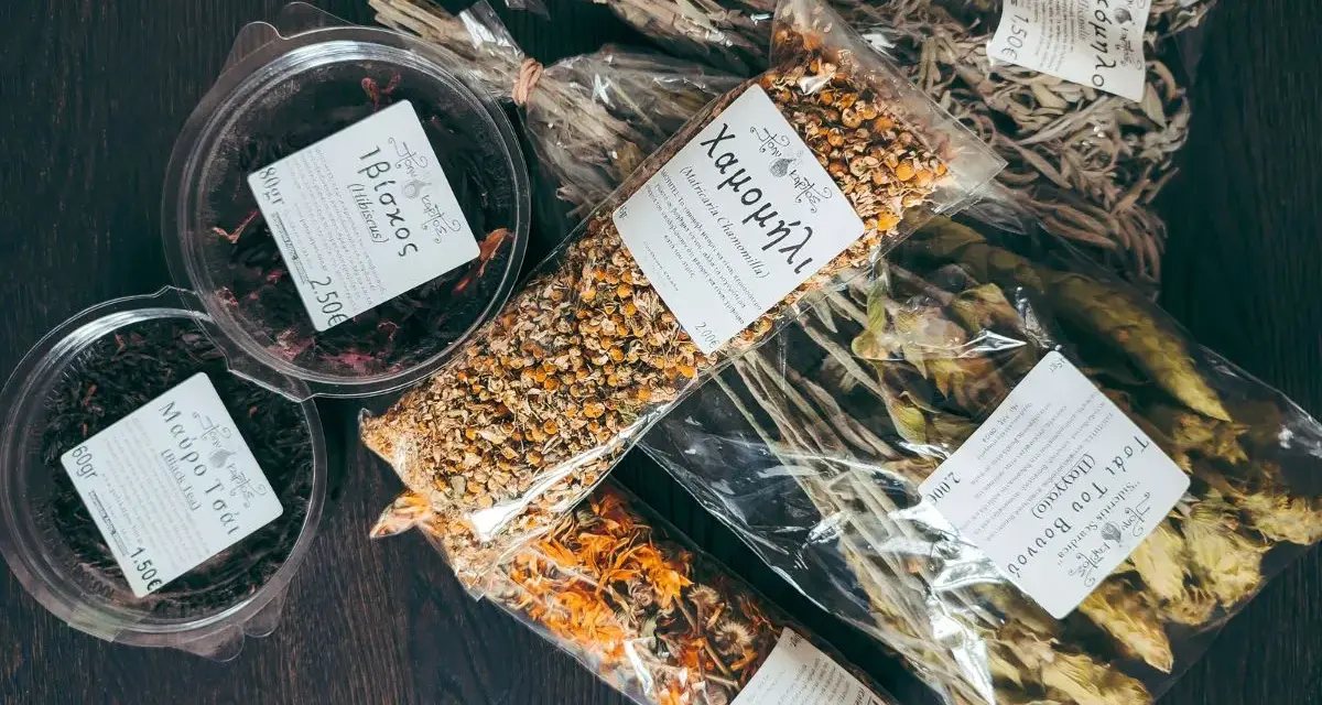 Suszone zioła i herbaty: rumianek, hibiskus, czarna herbata, szałwia, nagietek i górskie ziele – idealne pamiątki, co można przywieźć z Grecji.