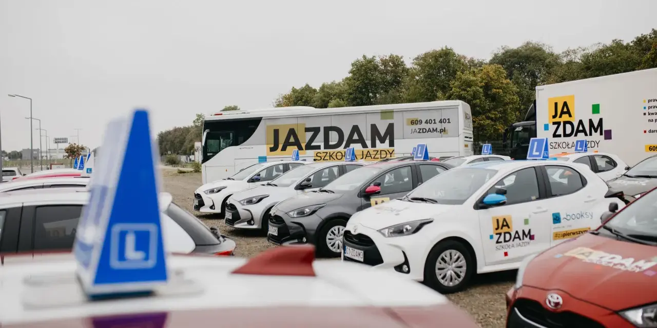 Samochody szkoleniowe z literą "L" na dachu, gotowe do nauki jazdy. Dowiedz się, od ilu lat można zdobyć prawo jazdy AM.
