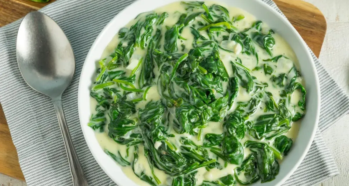 Un plato cremoso de espinacas con bechamel, listo para disfrutar.