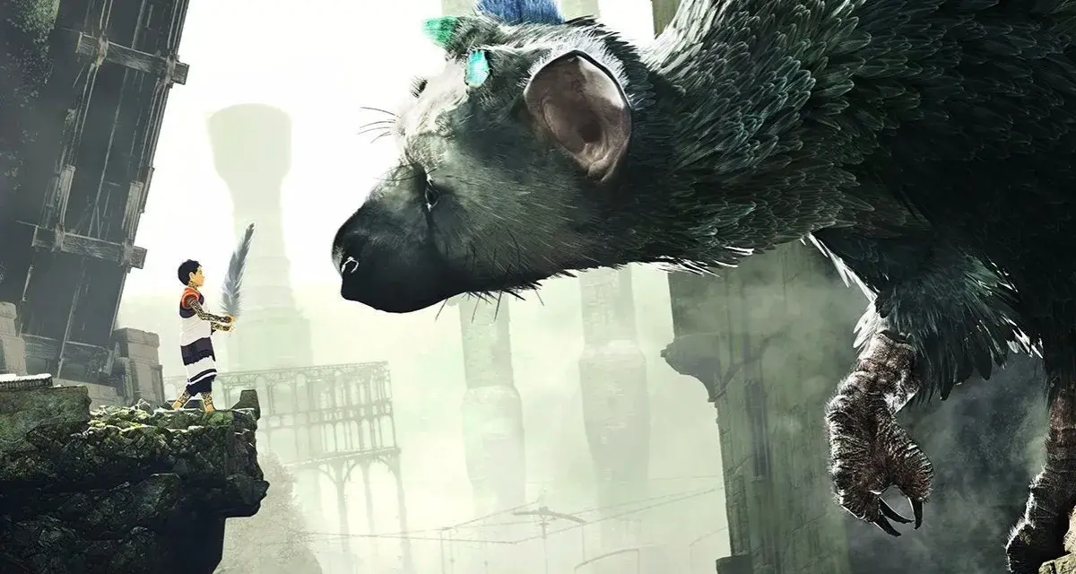 Chłopiec z piórem w ręku stoi na skale, patrząc na ogromnego stwora. Scena z gry The Last Guardian PS4.