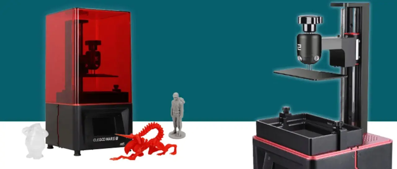 Dwie drukarki 3D, jedna z czerwonym filtrem UV, obok wydrukowanych figurek: stworka, żołnierza i kosmity. To modele z serii Mars 2.