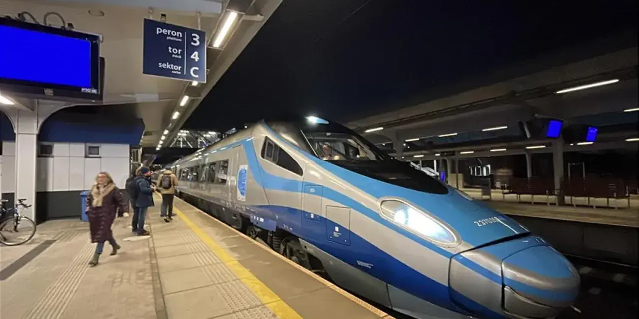 Nowoczesny pociąg Pendolino na peronie, gotowy do podróży ze Szczecina do Warszawy.