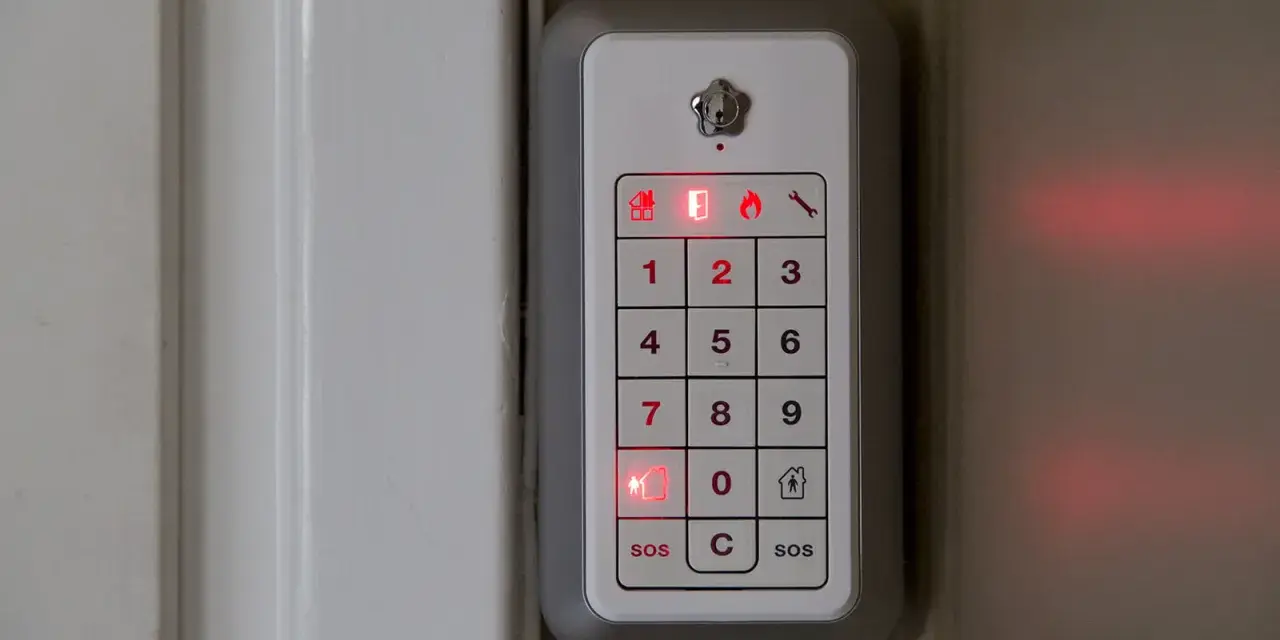 Verisure larma på med kod. En vit panel med siffror och symboler lyser rött.