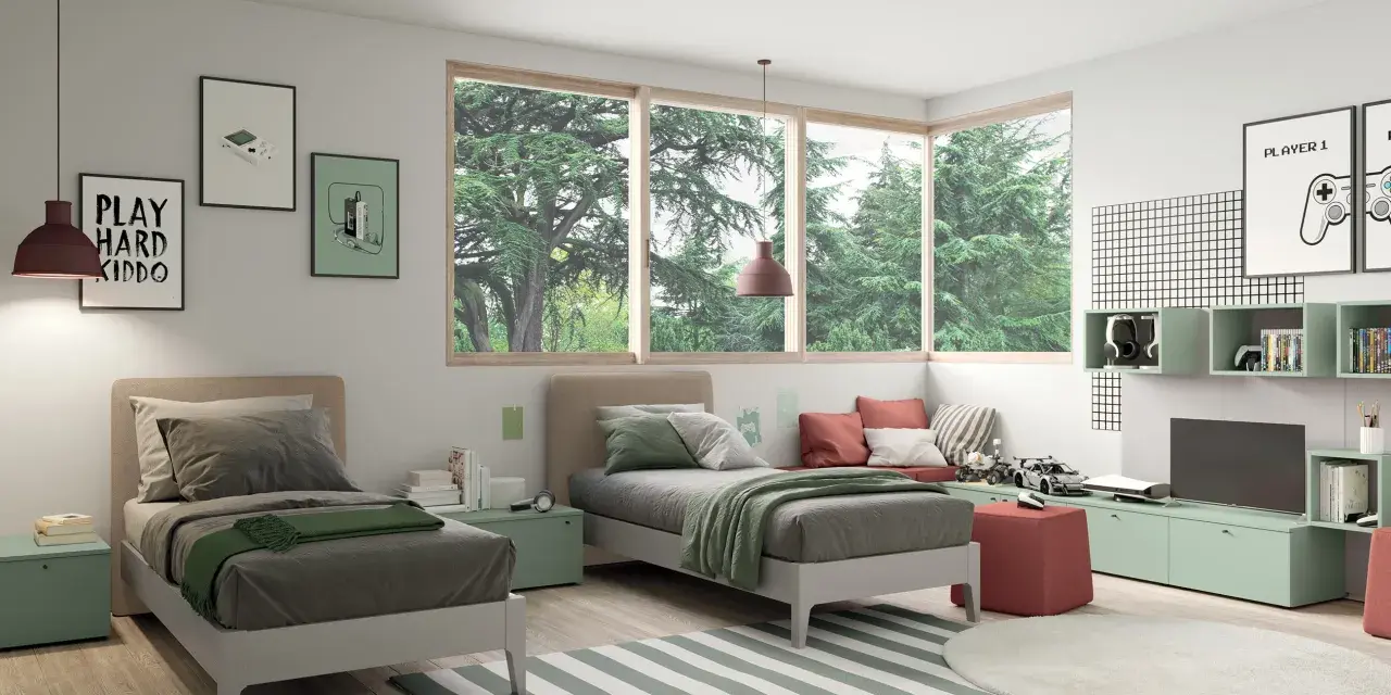 Cameretta con 2 letti singoli, decorazioni a tema videogiochi e un'ampia finestra con vista sul verde.