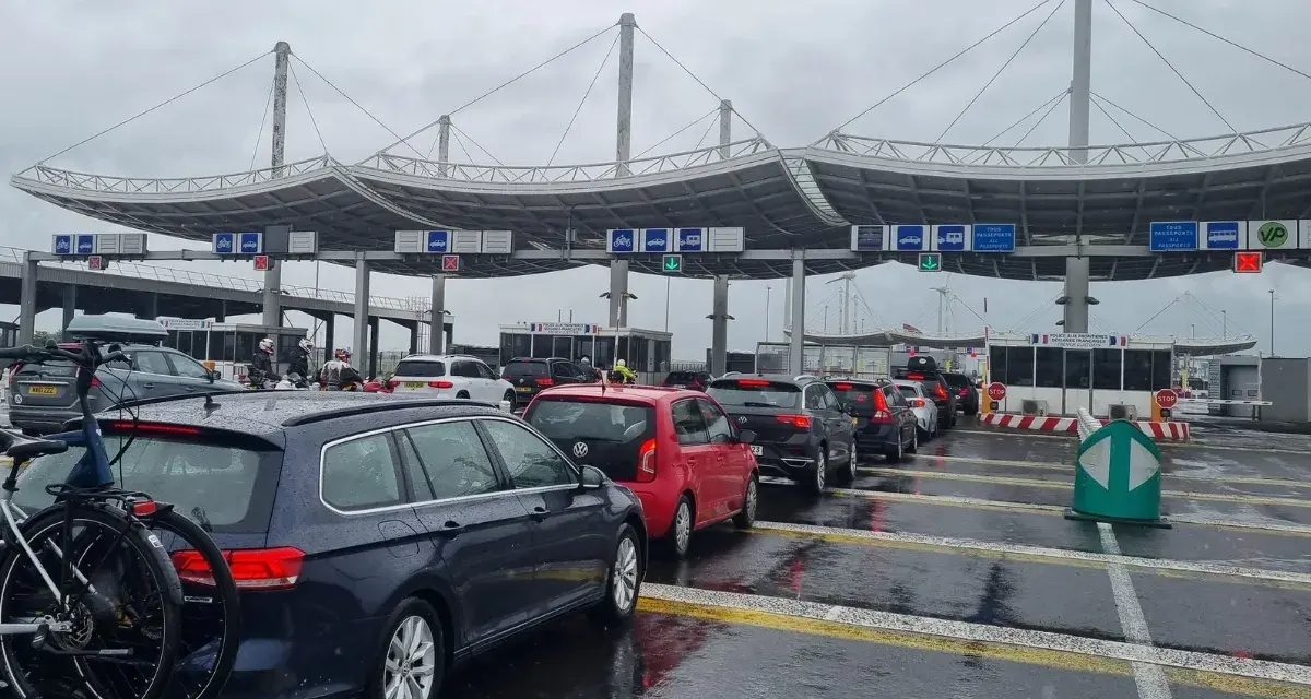 Korki samochodów przed terminalem. Kolejka do odprawy, w tle widać konstrukcje terminalu. Sprawdzanie eurotunel cena.