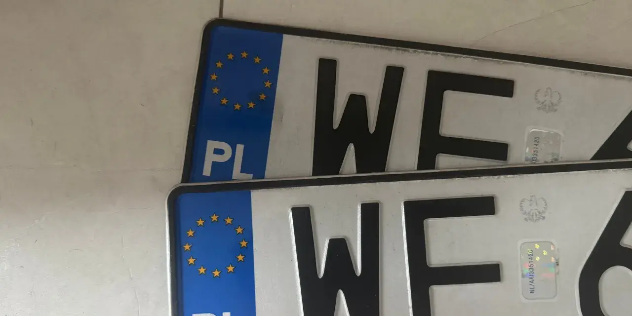 Dwie polskie tablice rejestracyjne z literami "WF" i unijnym symbolem.
